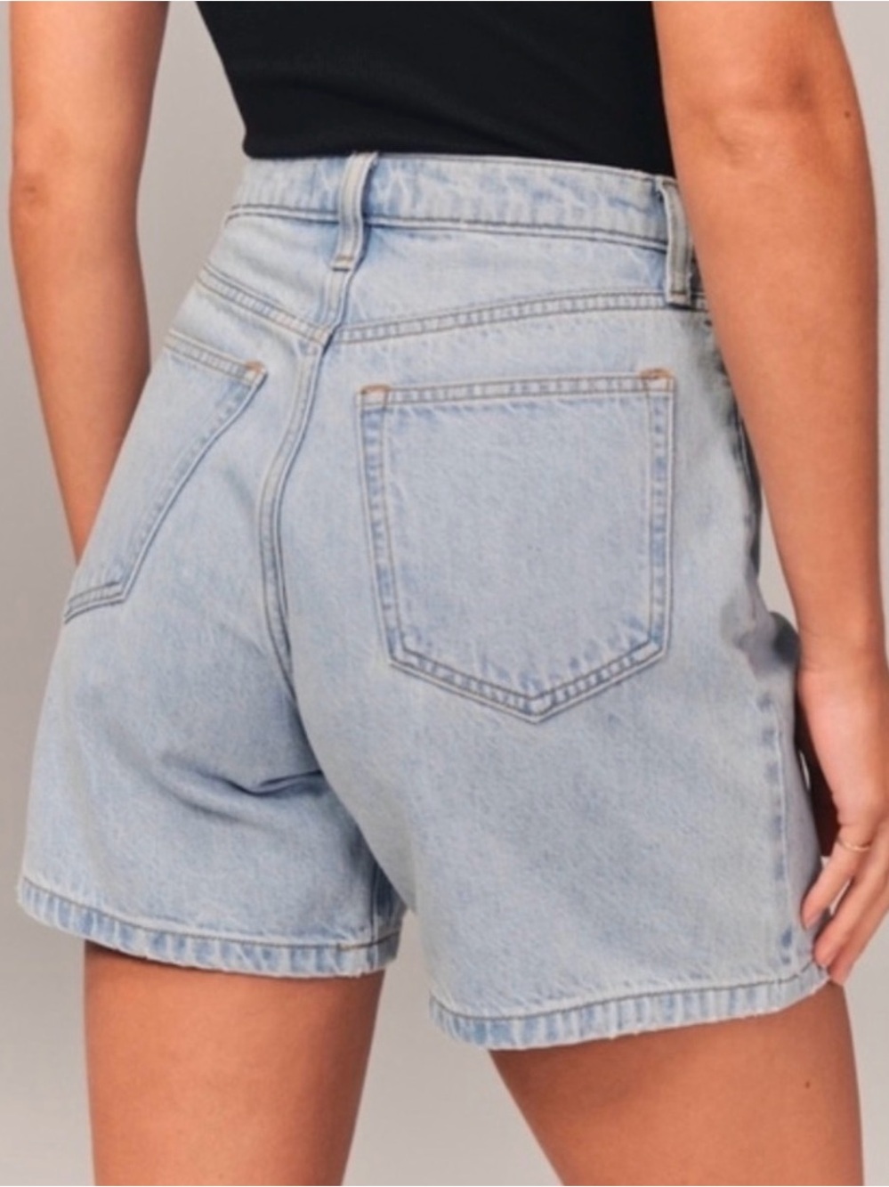 NWT Abercrombie & Fitch Light Wash Denim Women’s Shorts Loose Short 10/30 - Picture 3 of 5